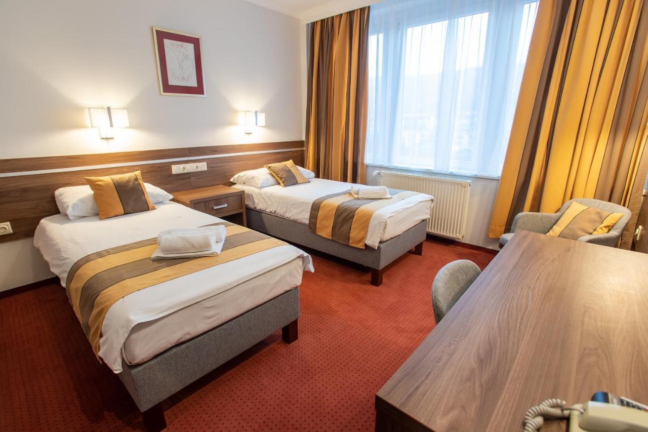 Hotel Arpad Tatabánya Εξωτερικό φωτογραφία