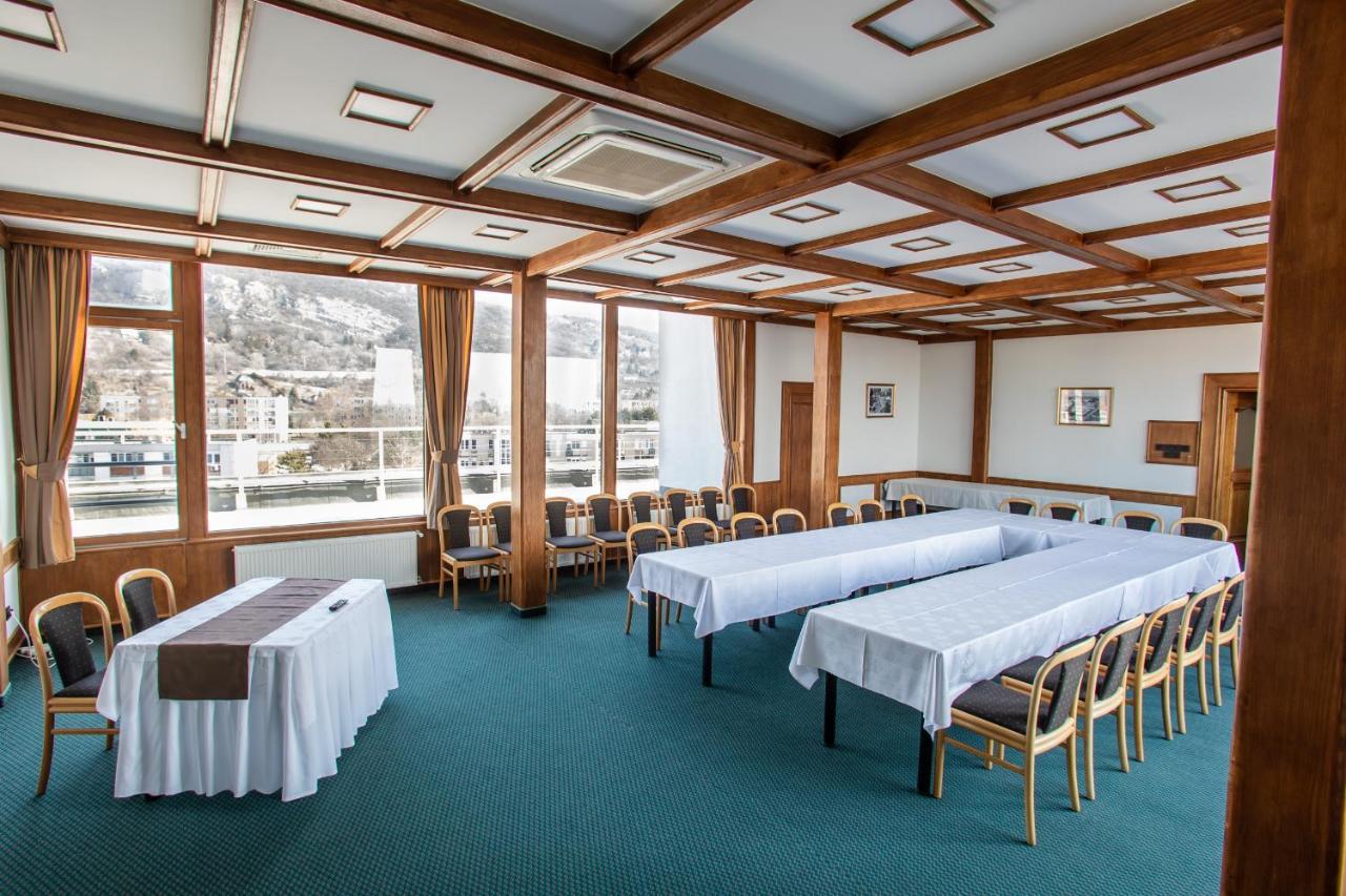 Hotel Arpad Tatabánya Εξωτερικό φωτογραφία