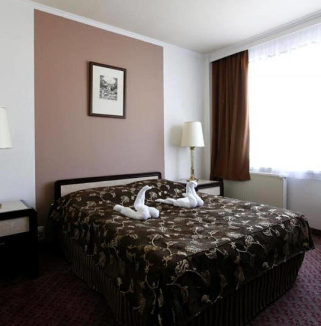 Hotel Arpad Tatabánya Εξωτερικό φωτογραφία